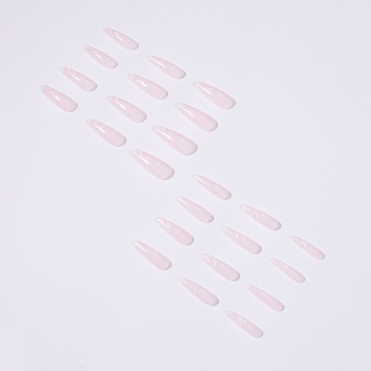 Kunstvolle Nagelverlängerungen mit elegantem Fluid-Design Brehn