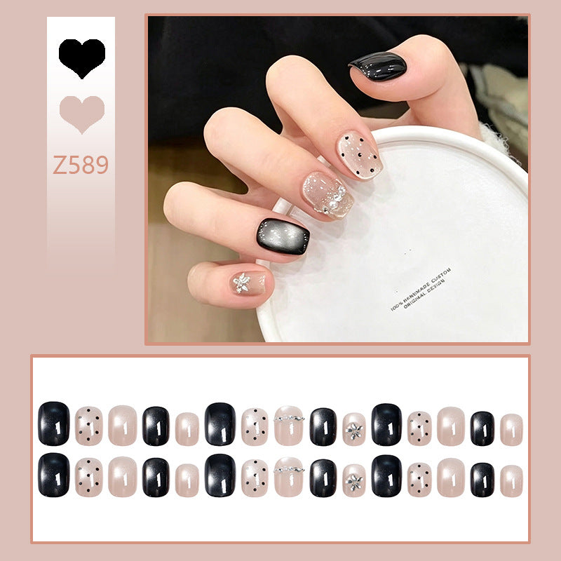 Kunstnagelset mit glamourösen Akzenten und zarten Designs Brehn