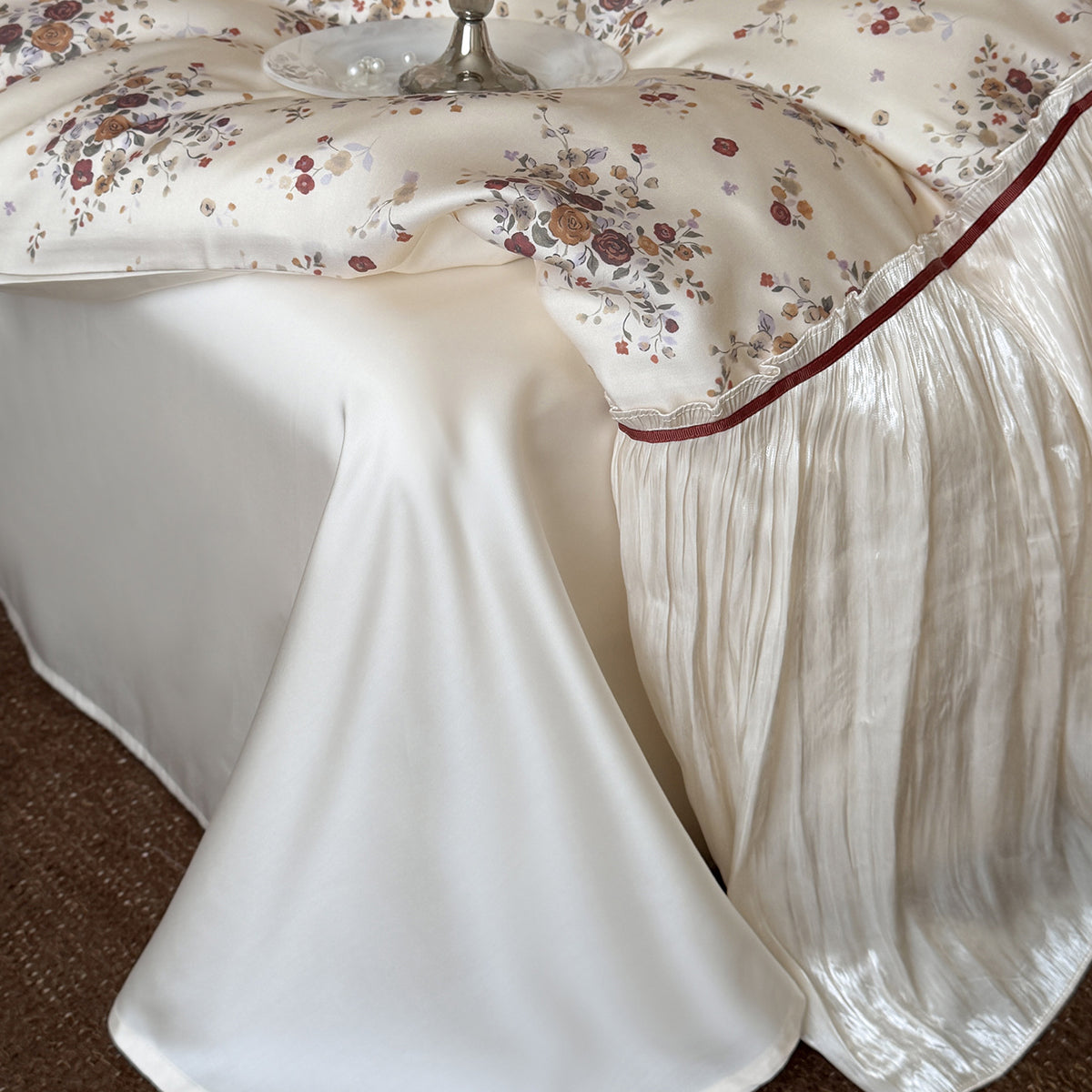 Romantisches Satin-Bettwäsche-Set mit Rüschenvolant, Blumen-Jacquard und Zierbändern Brehn