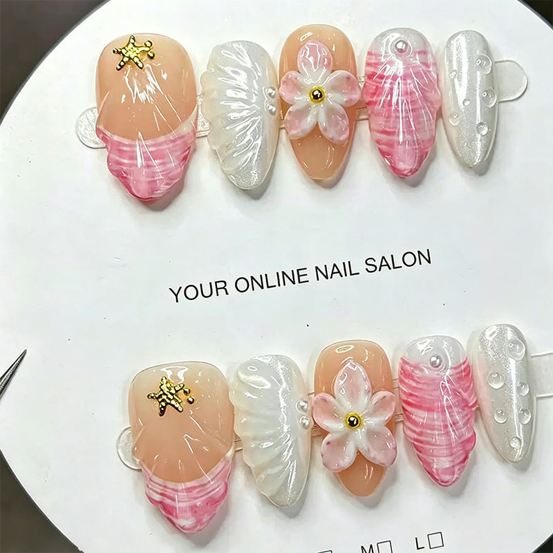 Kunstnagelset mit glamourösen Metallic-Akzenten und kreativen Designs Brehn