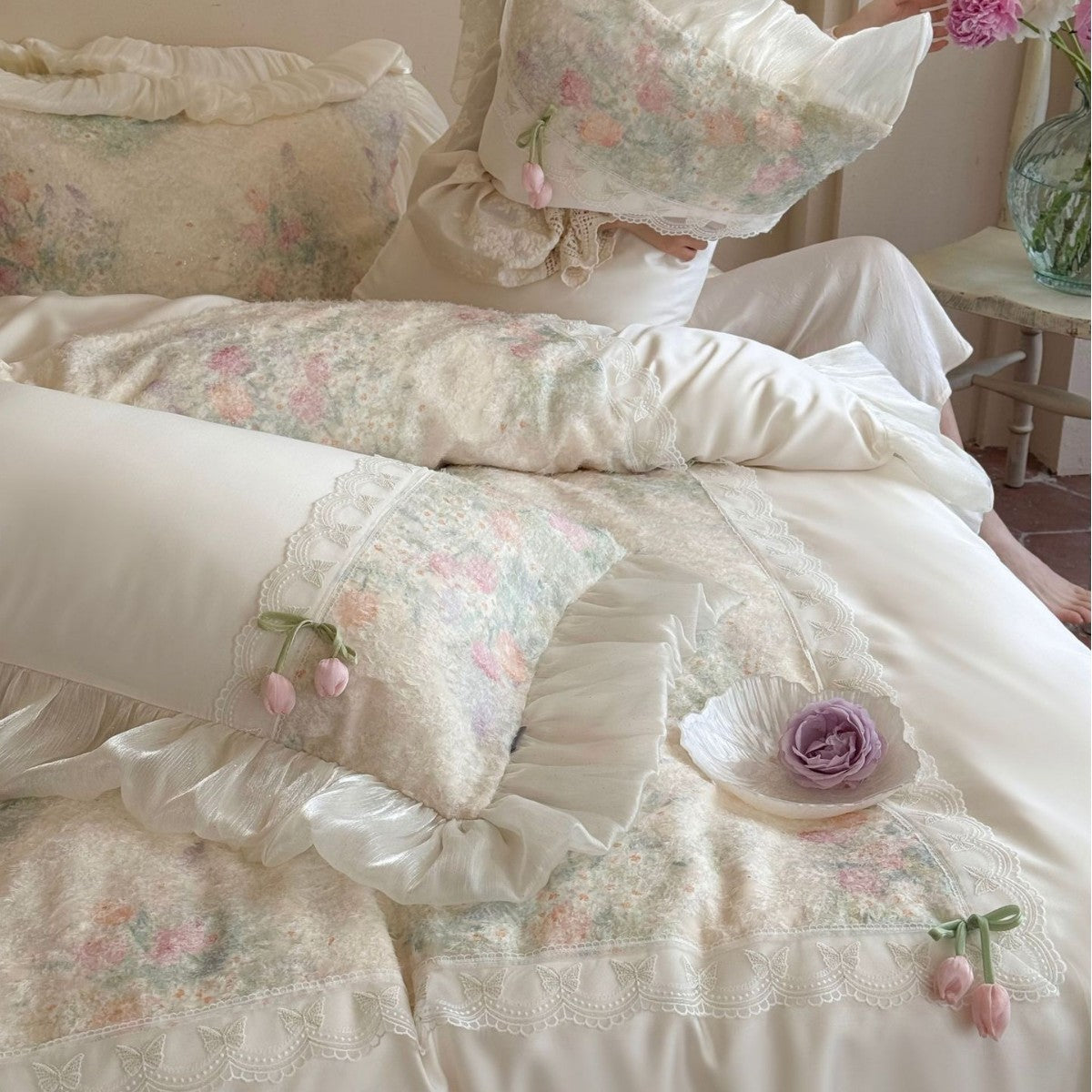 Vintage-inspirierte Satin-Bettwäsche-Garnitur mit Volant, Spitzenbordüre und floraler Aquarelloptik Brehn