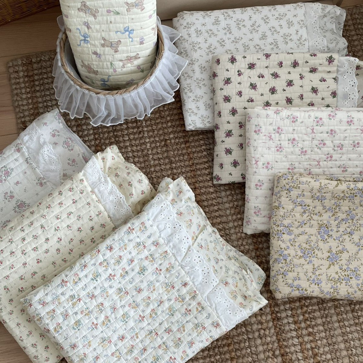 Gestepptes Rüschendes Floral Baumwollbettüberwurf-Set mit Spitzenbesatz Kissenbezügen
