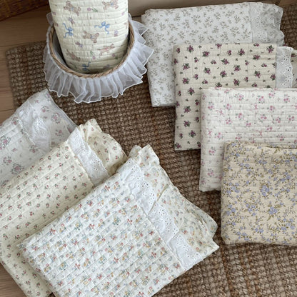 Gestepptes Rüschendes Floral Baumwollbettüberwurf-Set mit Spitzenbesatz Kissenbezügen