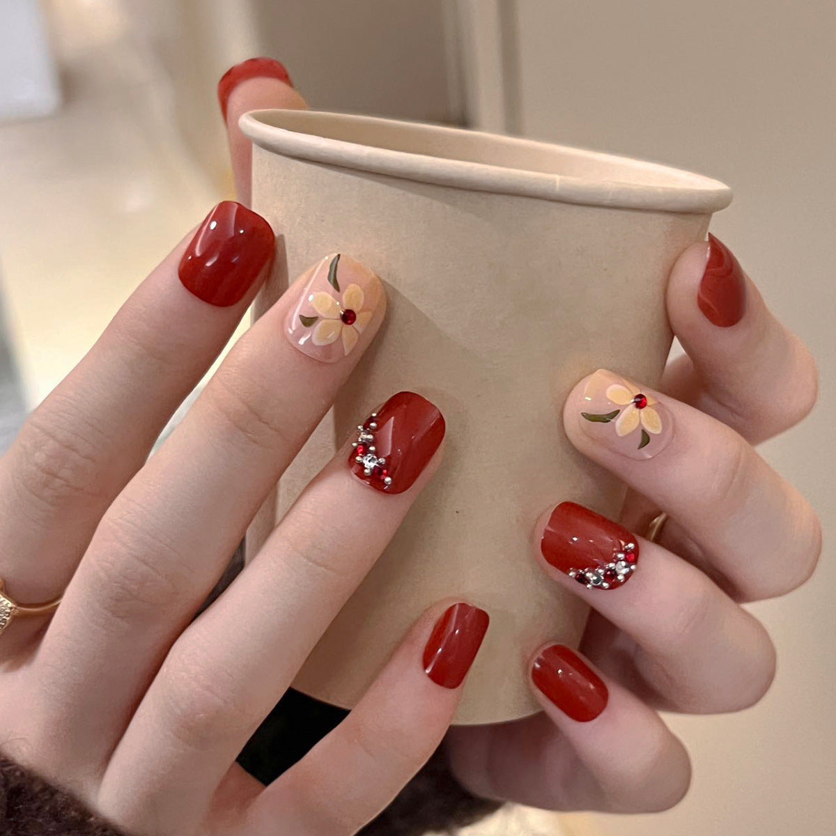 Kunstvolle Nagelverlängerungen mit elegantem Blattmuster Brehn