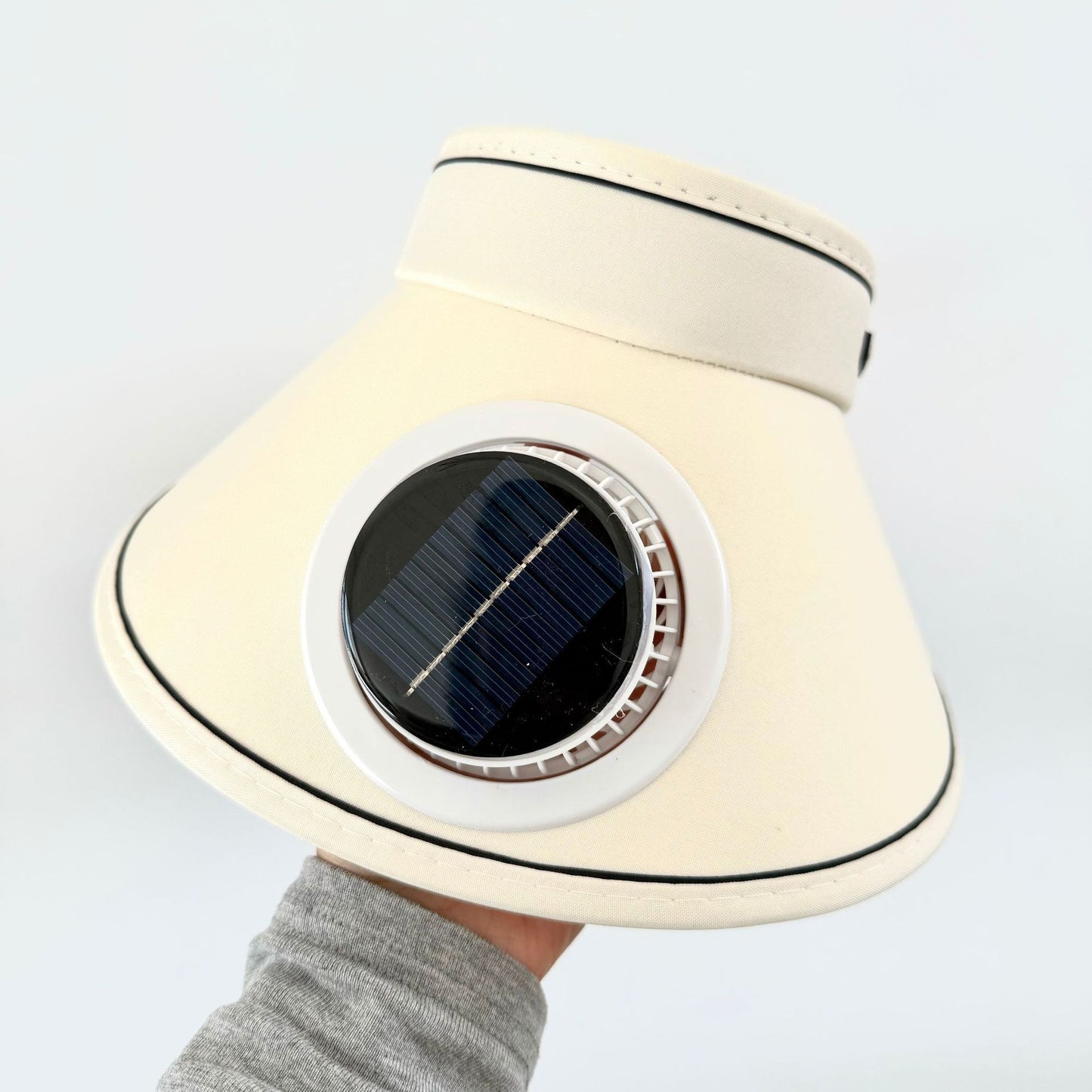 Leichtgewichtiger faltbarer Sonnenschutz mit integriertem Solarmodul und leisem Ventilator Brehn
