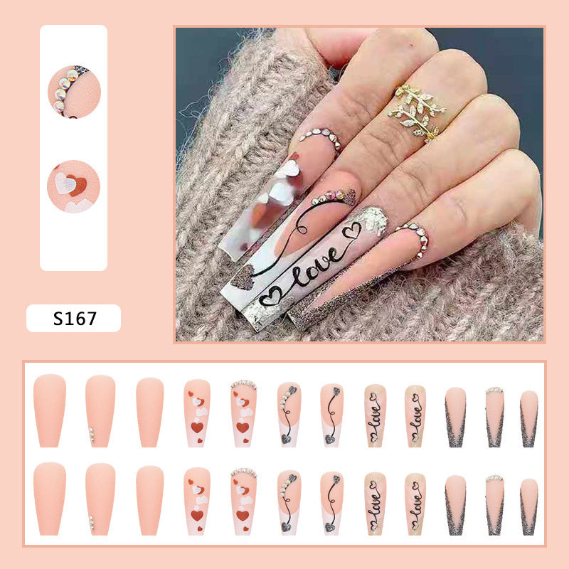 Kunstnagelset mit romantischen Herz- und Glitzerverzierungen Brehn