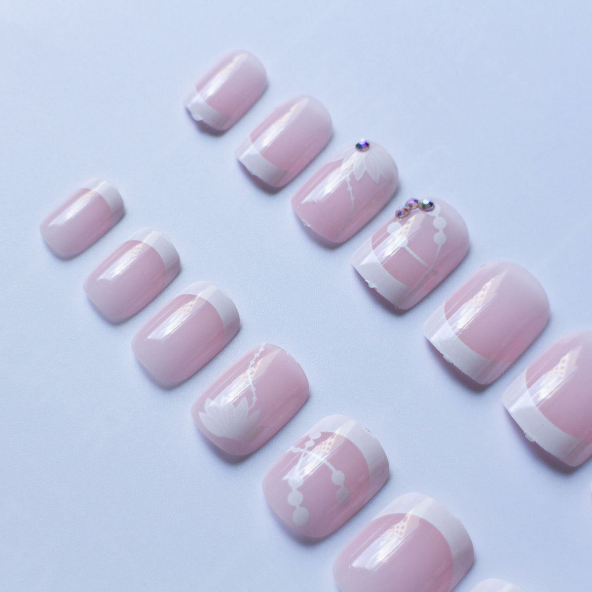 Elegante französische Spitzenblumen-Nagelkunst