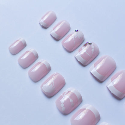 Elegante französische Spitzenblumen-Nagelkunst