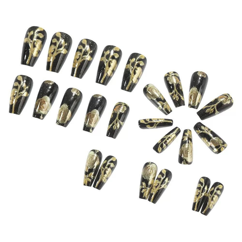 Kunstnagelset mit eleganten goldenen Rosenverzierungen Brehn