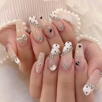 Kunstvolle Nagelverlängerungen mit eleganten Strass- und Herzdesigns Brehn