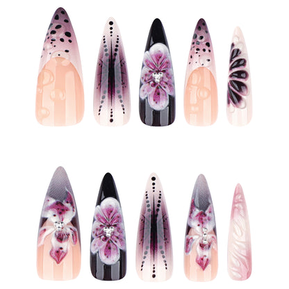 Kunstvolle Stiletto-Nägel mit floralen 3D-Verzierungen Brehn