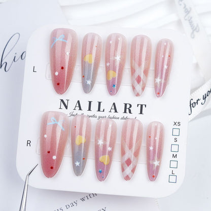 Dekorativer Press-On-Nagel-Set mit eleganten floralen und Edelstein-Akzenten Brehn