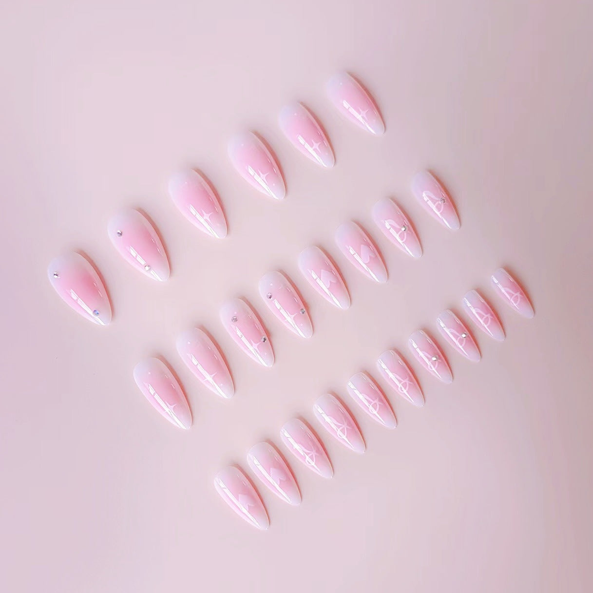 Kunstnagelset mit romantischem Herz-Design und verzierten Akzenten Brehn