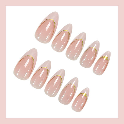 Kunstnagelset mit elegantem Goldrand und natürlich wirkendem Finish Brehn