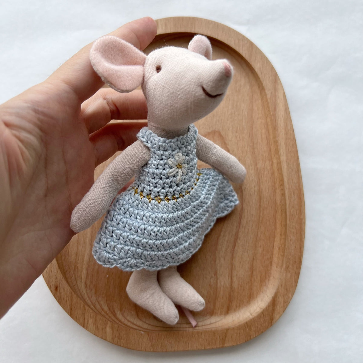 Handgemachte Leinenmaus Puppe mit gehäkeltem Minikleid