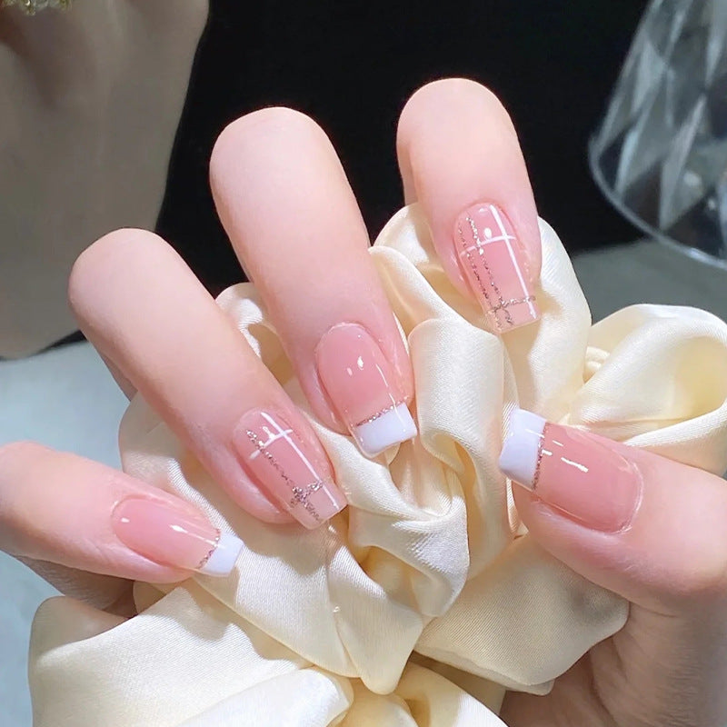 Kunstnagelset mit elegantem French-Tip und modischen Verzierungen Brehn