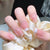 Kunstnagelset mit elegantem French-Tip und modischen Verzierungen Brehn