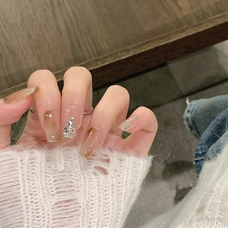 Glänzendes Nagelkunstset mit funkelnden Glitzerakzenten Brehn
