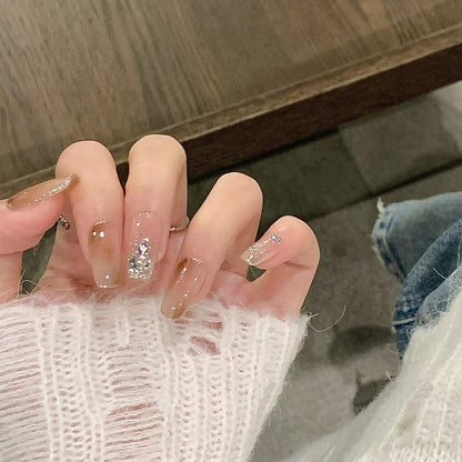 Glänzendes Nagelkunstset mit funkelnden Glitzerakzenten Brehn