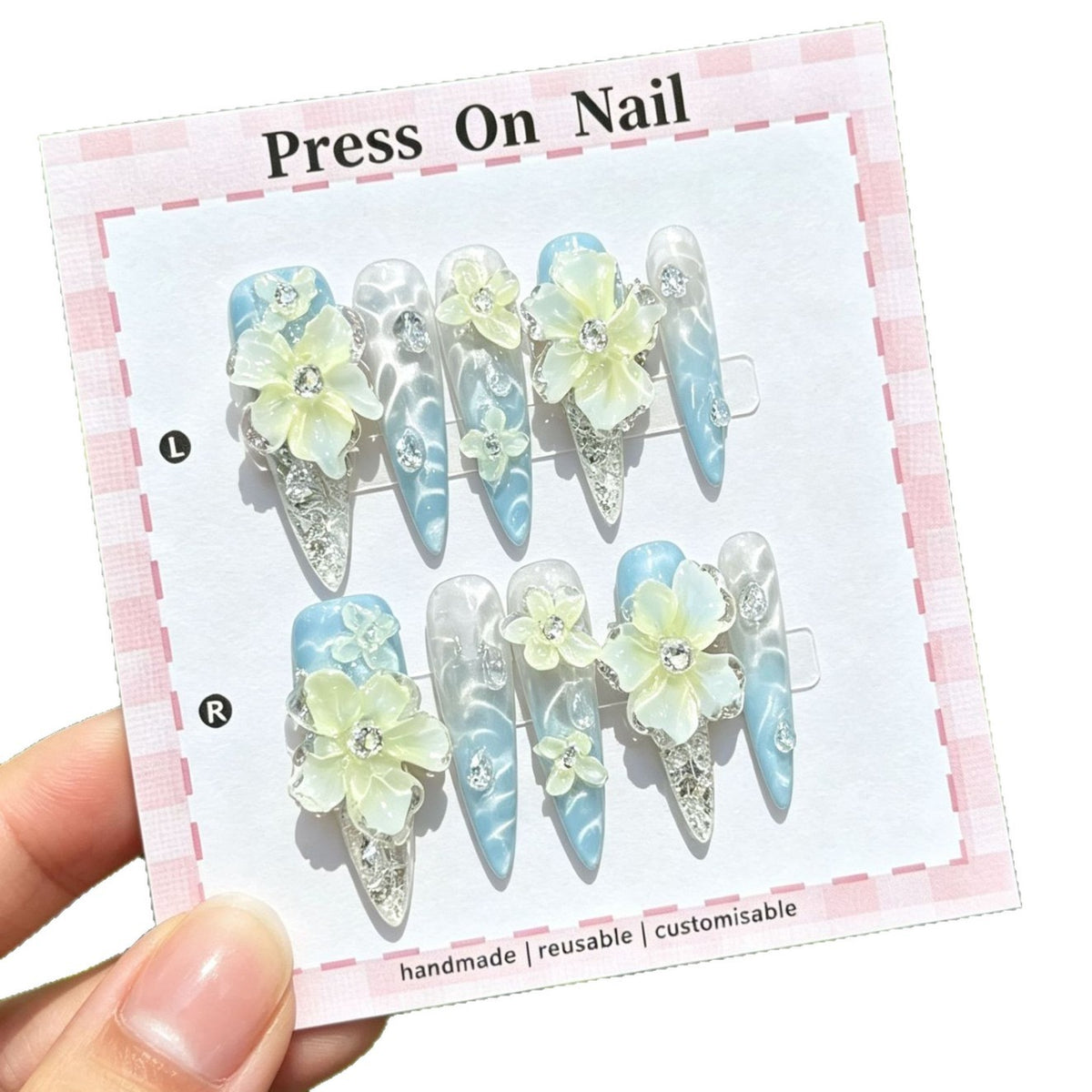 Künstlerisches Press-On Nail Art Set mit niedlichen Charakteren und Schleifenakzenten