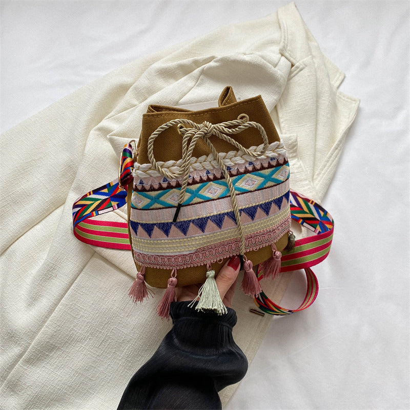 Bestickte Festival-Kordelzugtasche