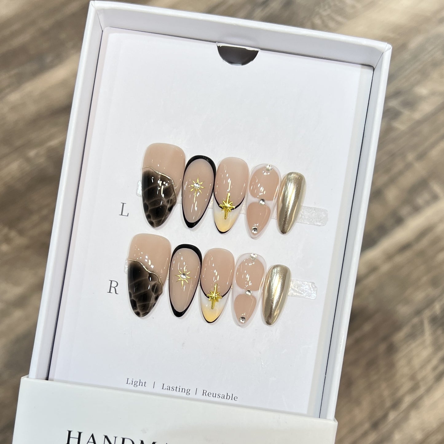 Wiederverwendbares Stiletto-Nagelkunst-Set mit Stern- und Goldakzenten Brehn
