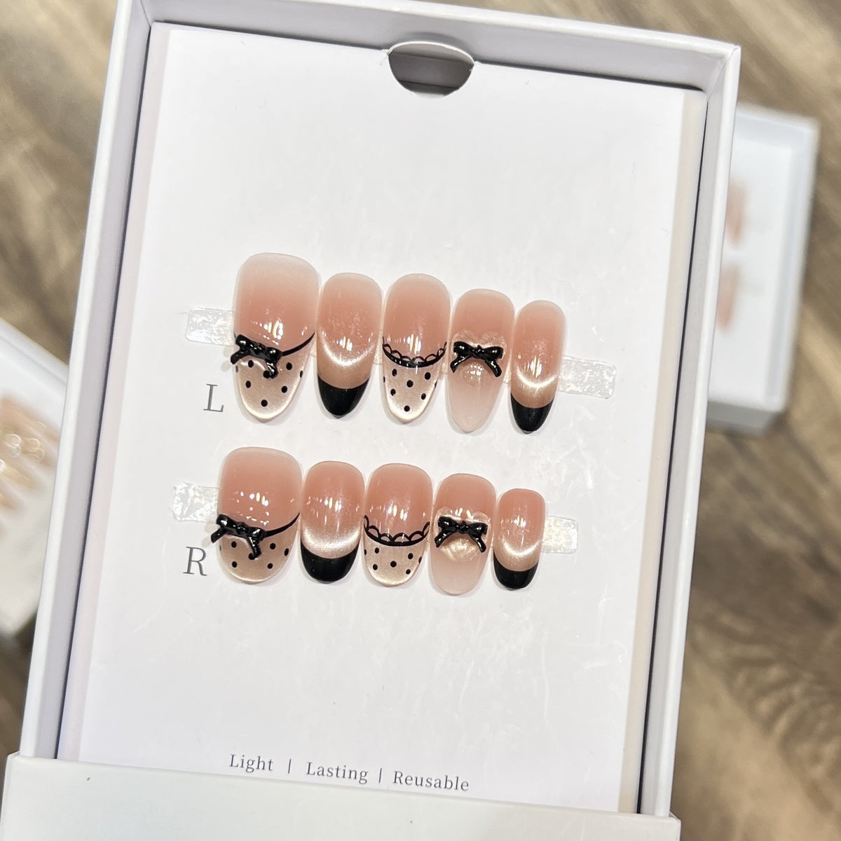 Elegantes wiederverwendbares Press-On-Nail-Art-Set mit charmanten Schleifenakzenten Brehn