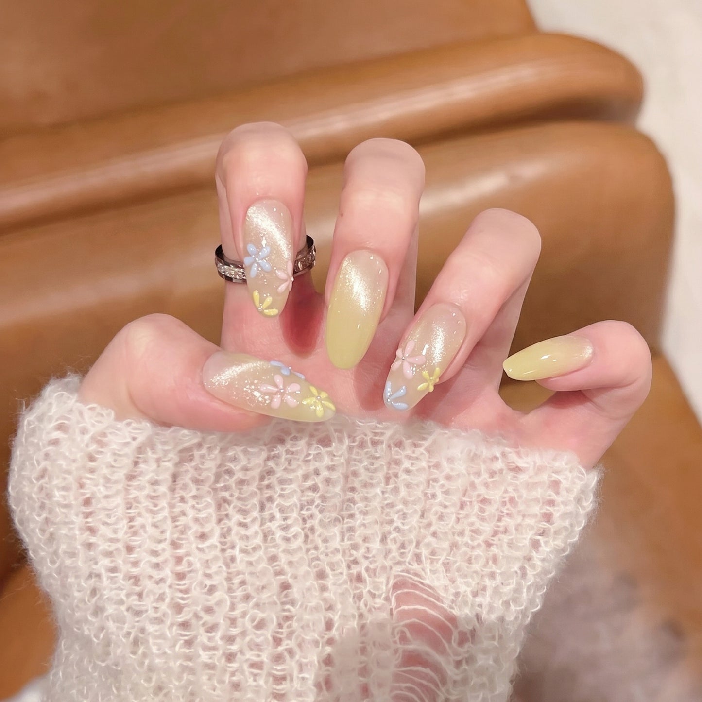 Stilvolles Press-On-Nagelset mit floralem Design Brehn