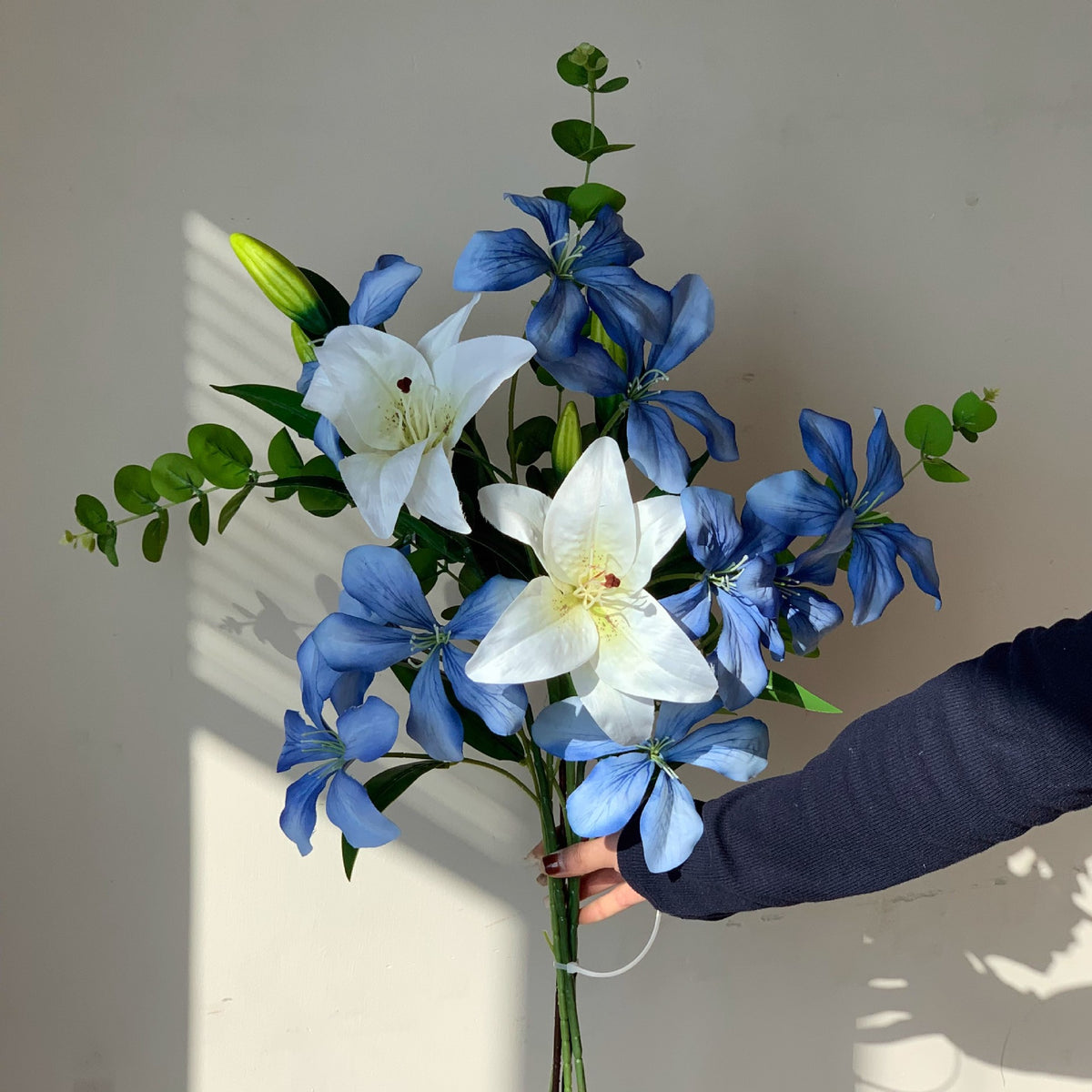 Lebensechte Blumenarrangement mit Eukalyptus