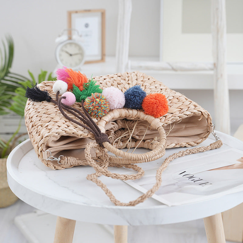 Korbtasche mit Bunten Pompons Brehn