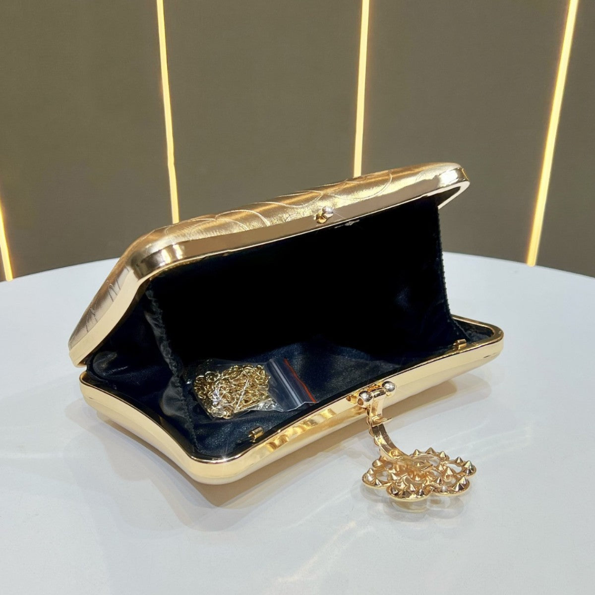 Elegante floral verzierte Abend Clutch
