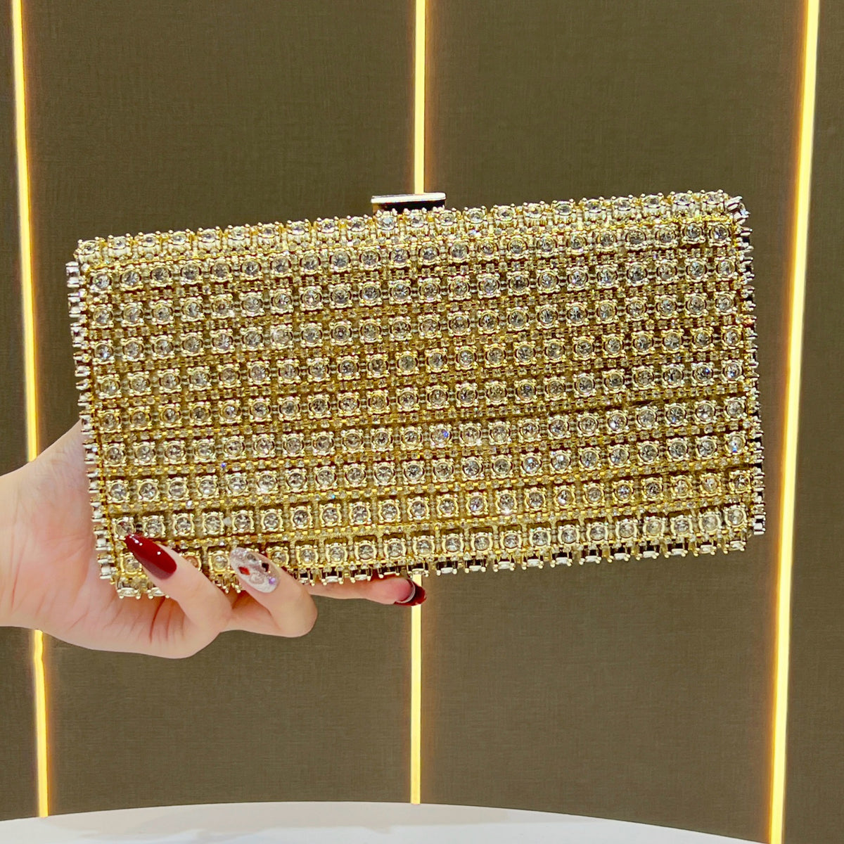 Edelstein-besetzte Abendclutch