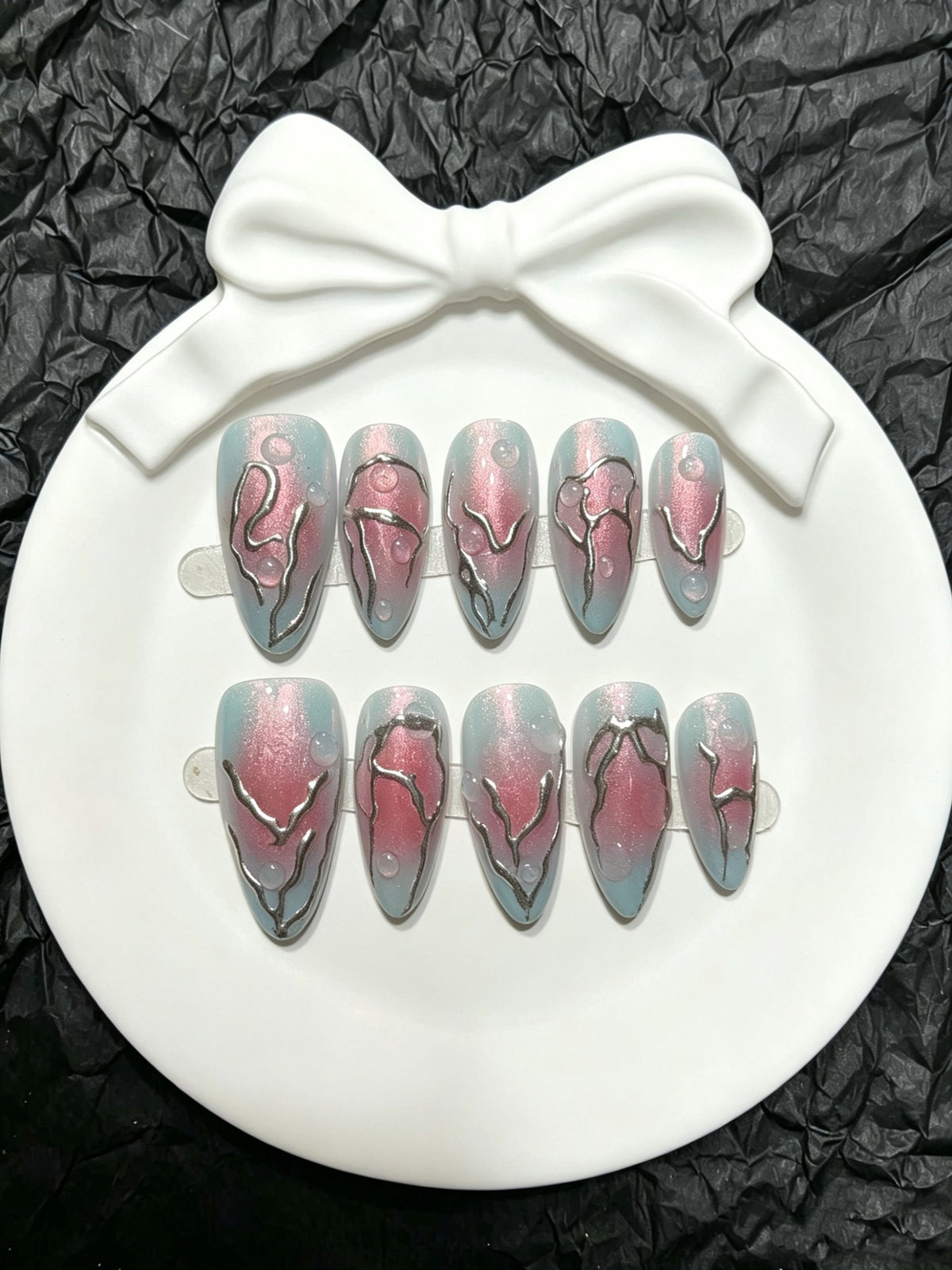 Künstlerisches Press-On-Nail-Art-Set mit modernen metallischen Akzenten