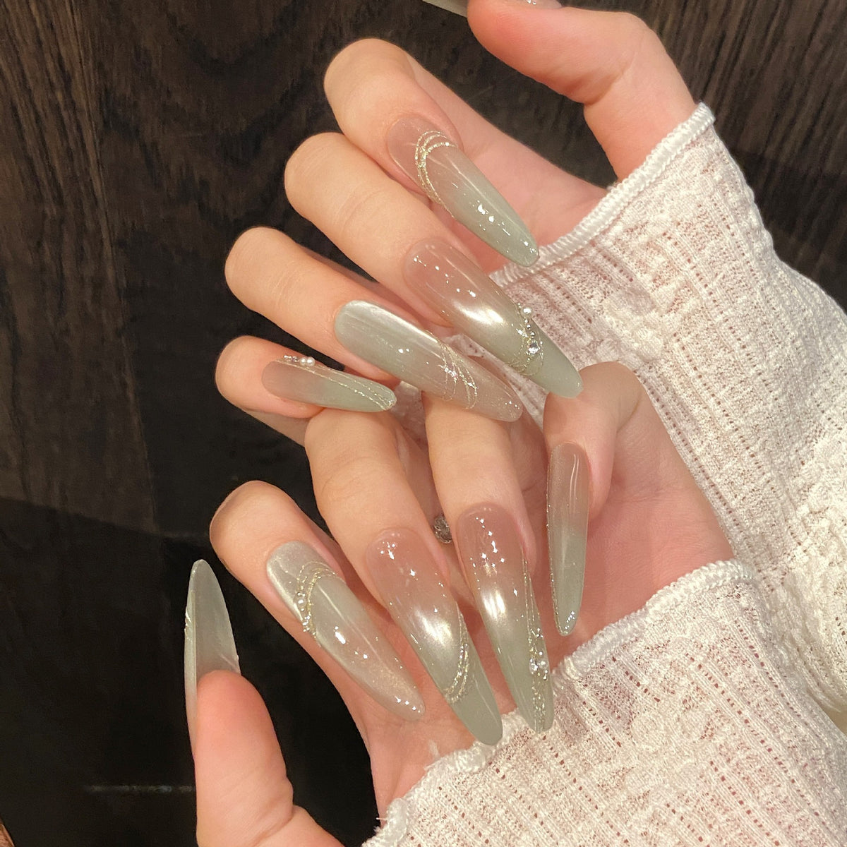 Dekorativer Press-On-Nagel-Set mit elegantem Gradient und Juwelenakzenten