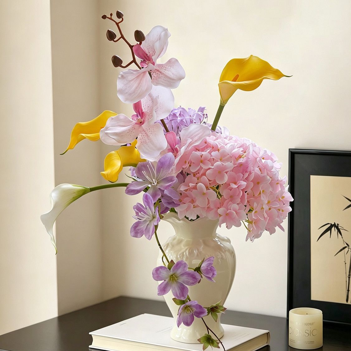 Elegante gemischte Blumenarrangements für schöne Innenräume
