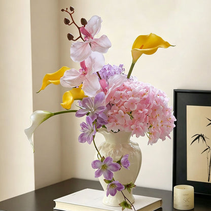 Elegante gemischte Blumenarrangements für schöne Innenräume