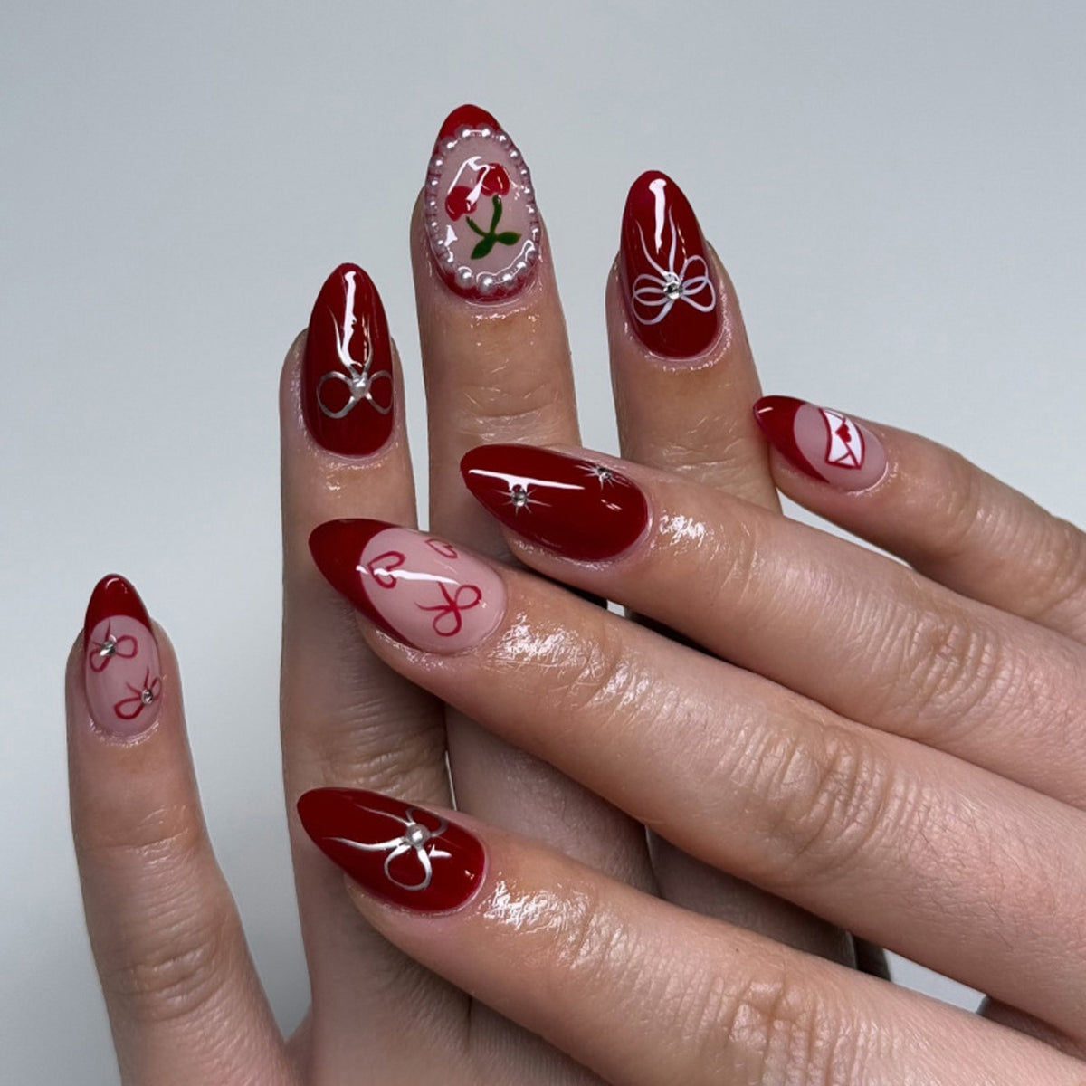 Künstliche Nagelkunst mit verspielten Punkten und Schleifen Brehn