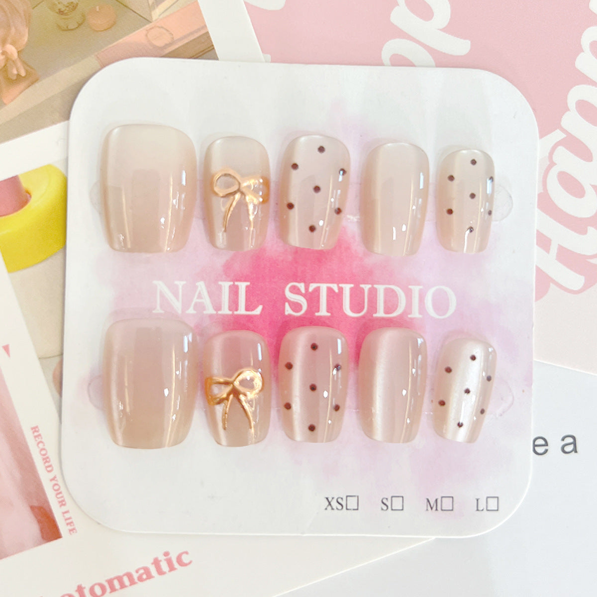 Künstliche Nagelspitzen mit eleganten Schleifenmotiven Brehn
