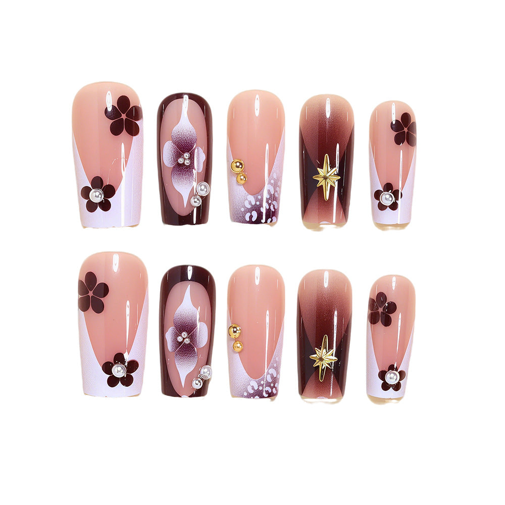 Künstlerisches Acryl-Nageldesign-Set mit floralen und goldenen Akzenten Brehn