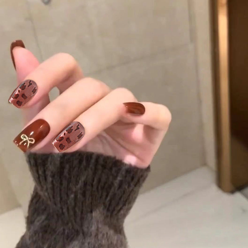 Kunstnagelset mit edlem Leopardenmuster und luxuriösen Akzenten Brehn