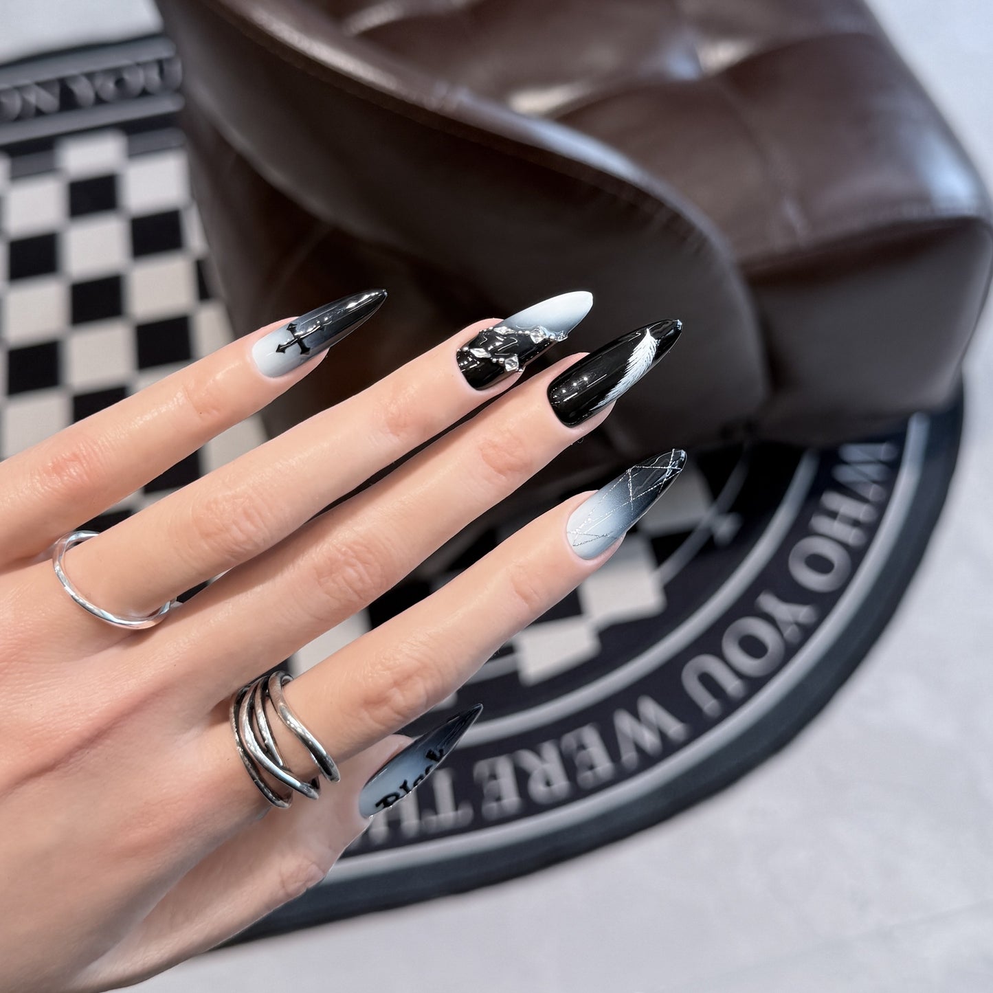 Künstlerisches Press-On Nagelset mit gotischem Feder- und Kreuzdesign Brehn