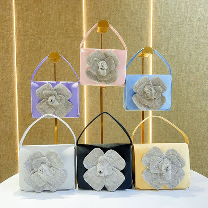 Blumengesteckte Abendtasche mit Strassverzierung