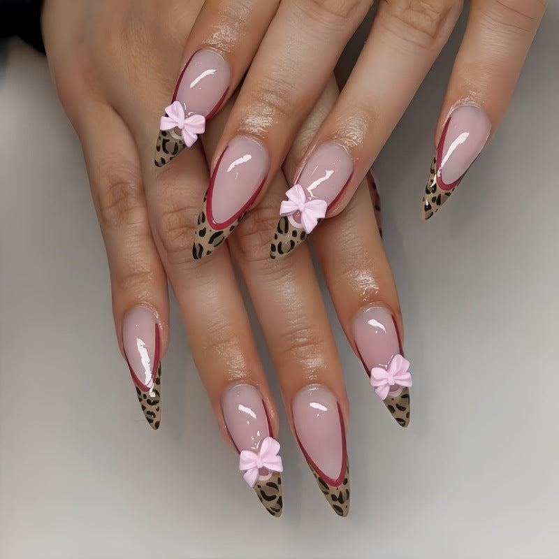 Künstlerische Stiletto Press-On Nägel mit Schleifenakzenten Brehn