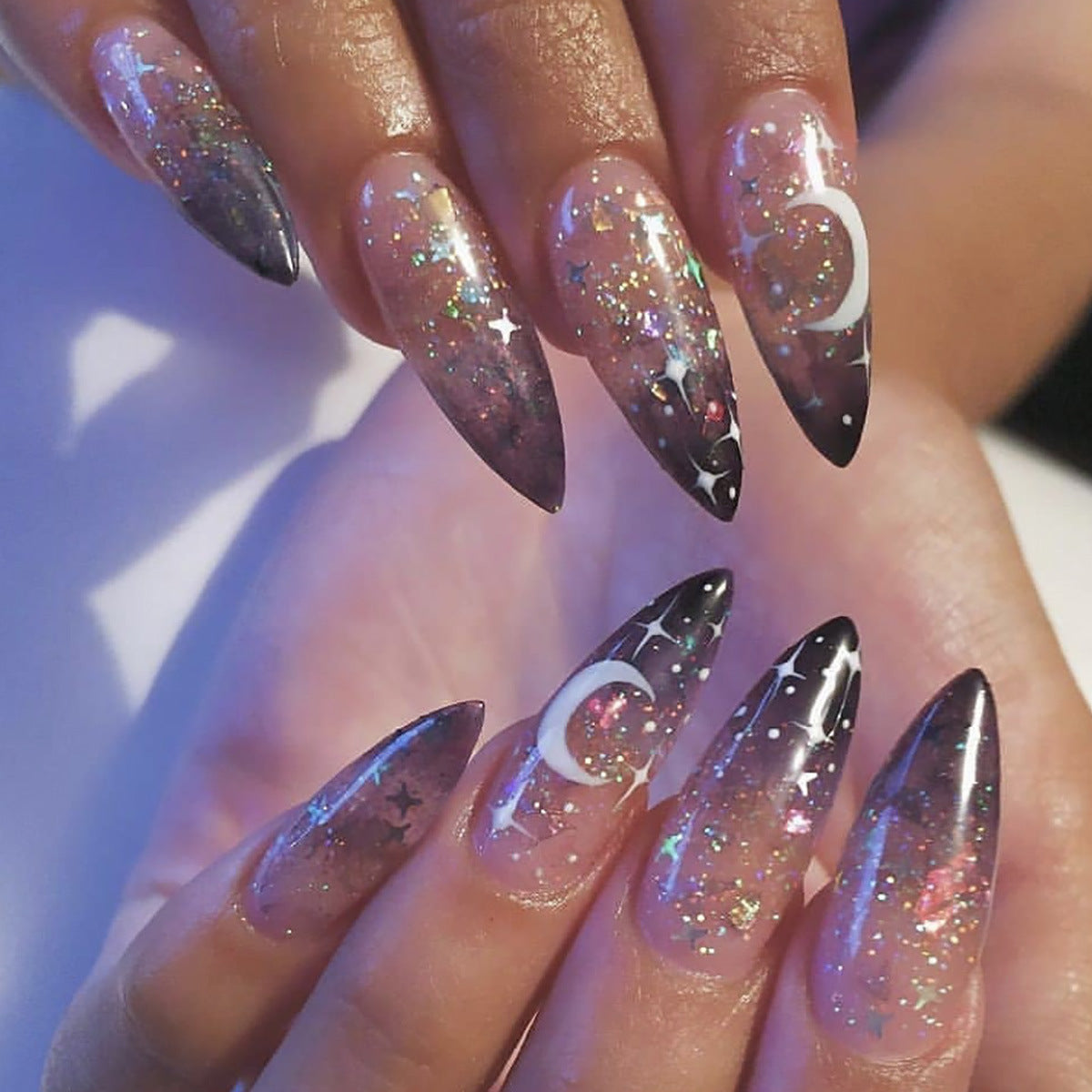 Glamouröse Stiletto Press-On Nägel mit himmlischem Design Brehn