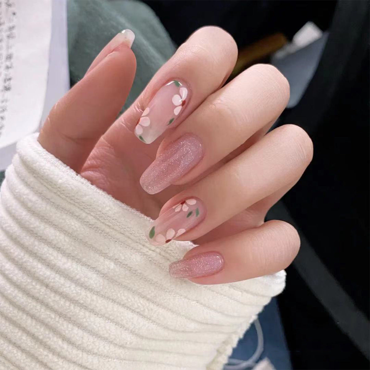 Kunstvolle Gel-Nägel mit elegantem Floral-Design und Glitzerakzenten Brehn