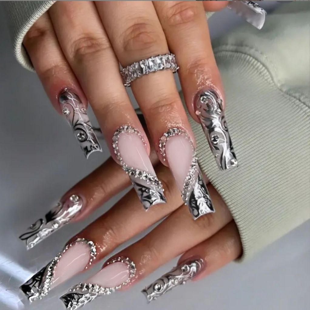 Elegante Kunstnägel mit stilvollen Verzierungen Brehn