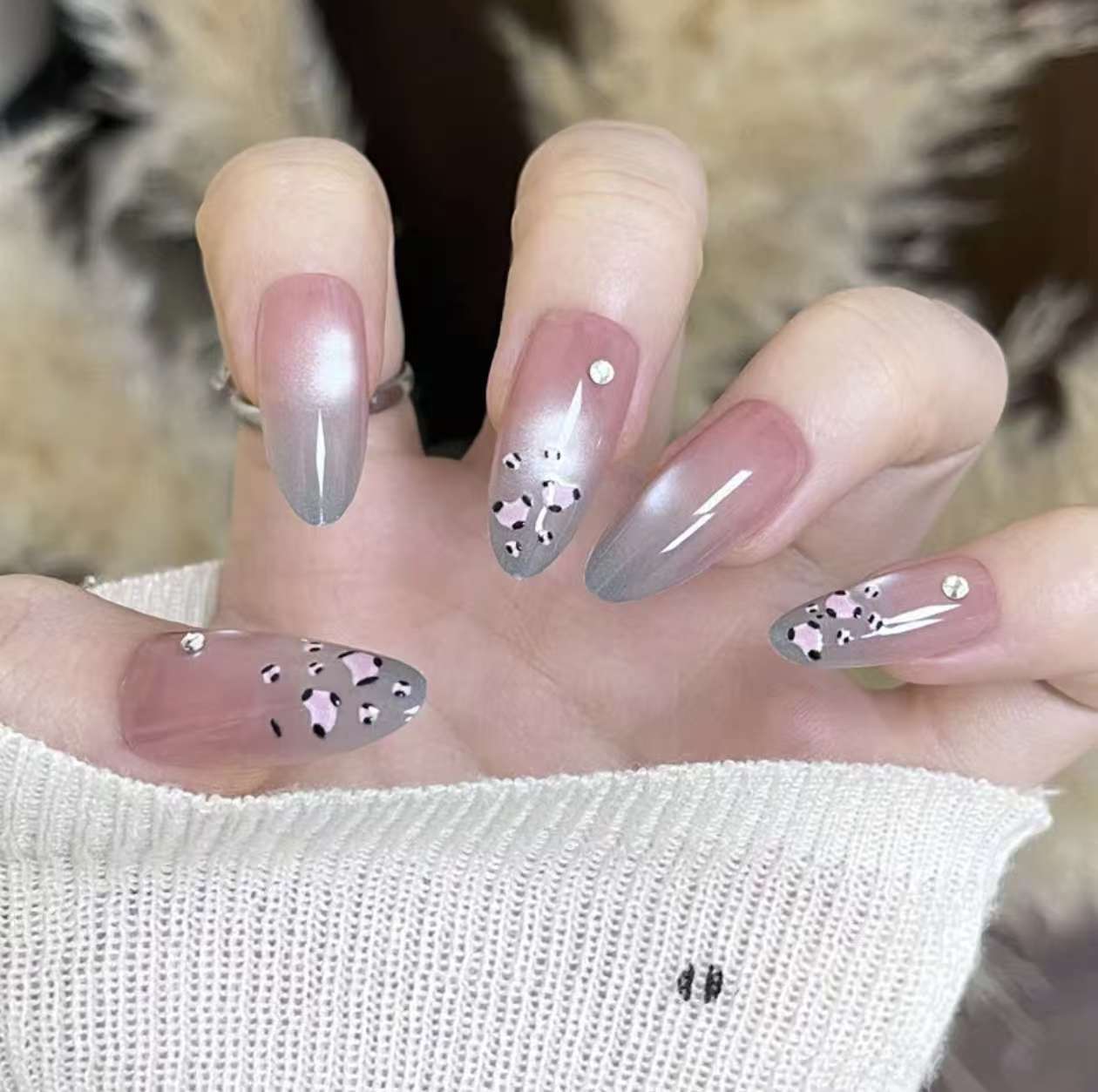 Dekoratives Press-On-Nagelset mit einzigartigen Mustern Brehn