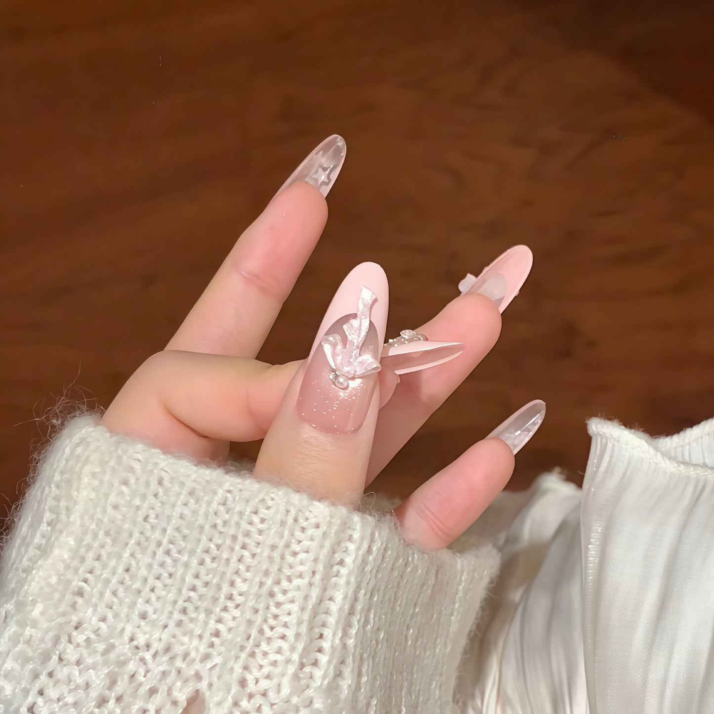 Künstliche Nagelspitzen mit Glamourösen Glitzer- und Schleifendetails Brehn