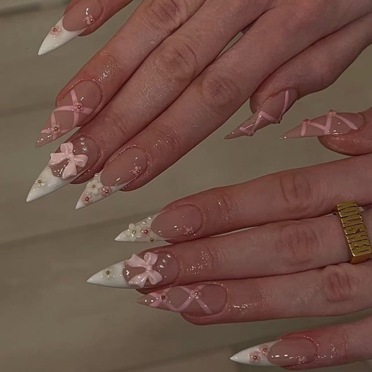 Elegante Kunstnägel mit floralen Akzenten Brehn