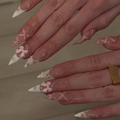 Kunstvolle Nagelkunst mit romantischen Schleifen und Blüten Brehn
